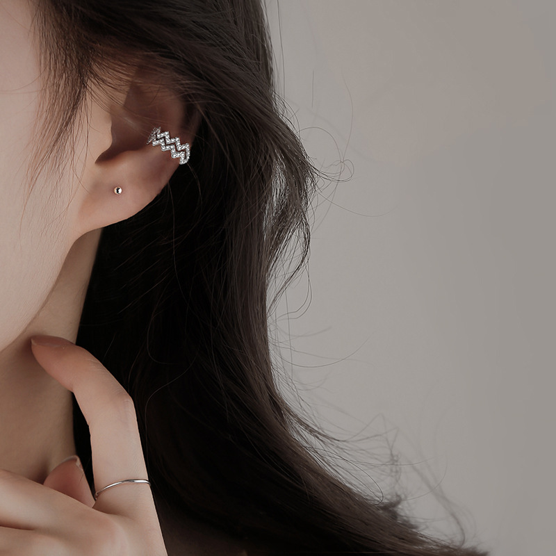 S925 plata de ley, diamantes completos, pinzas para las orejas onduladas, moda femenina, líneas de lujo, pinzas para las orejas, pendientes sin orejas