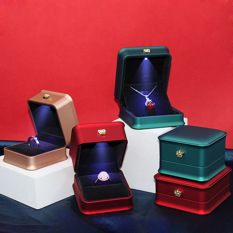 新款珠宝烤漆灯盒皇冠扣高端首饰盒钻石戒指套链盒饰品盒现货批发