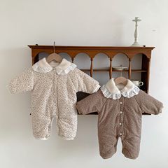 韓国版の赤ちゃんは綿を挟んで厚い連体服を着ます。