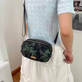 妈妈女小包斜挎包包2026新款百搭皱褶包斜挎大容量三层拉链单肩包