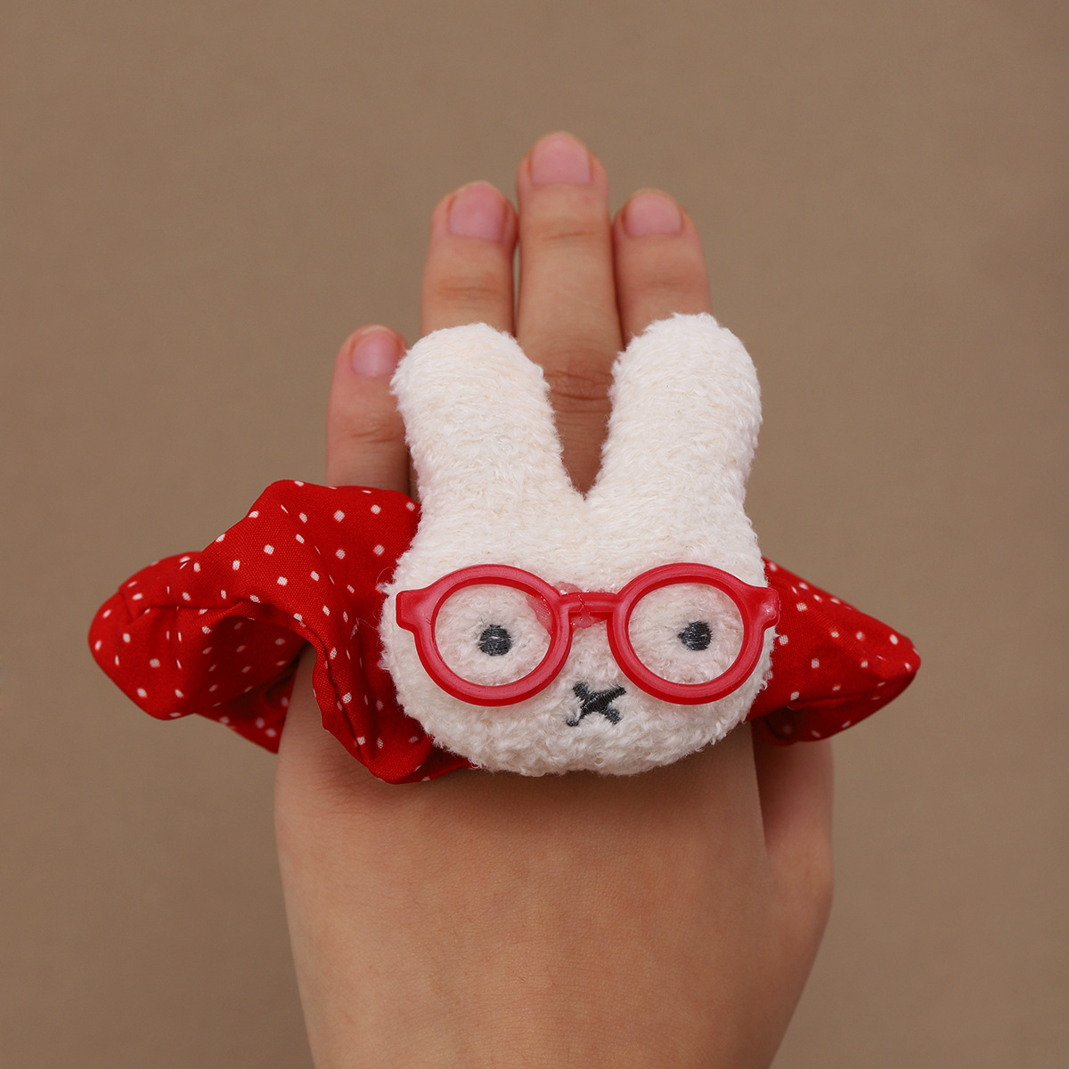 Otoño y invierno nueva corbata rosa de peluche conejo estriado anillo de pelo intestino grueso suave guapo chica viento grasa anillo de pelo al por mayor