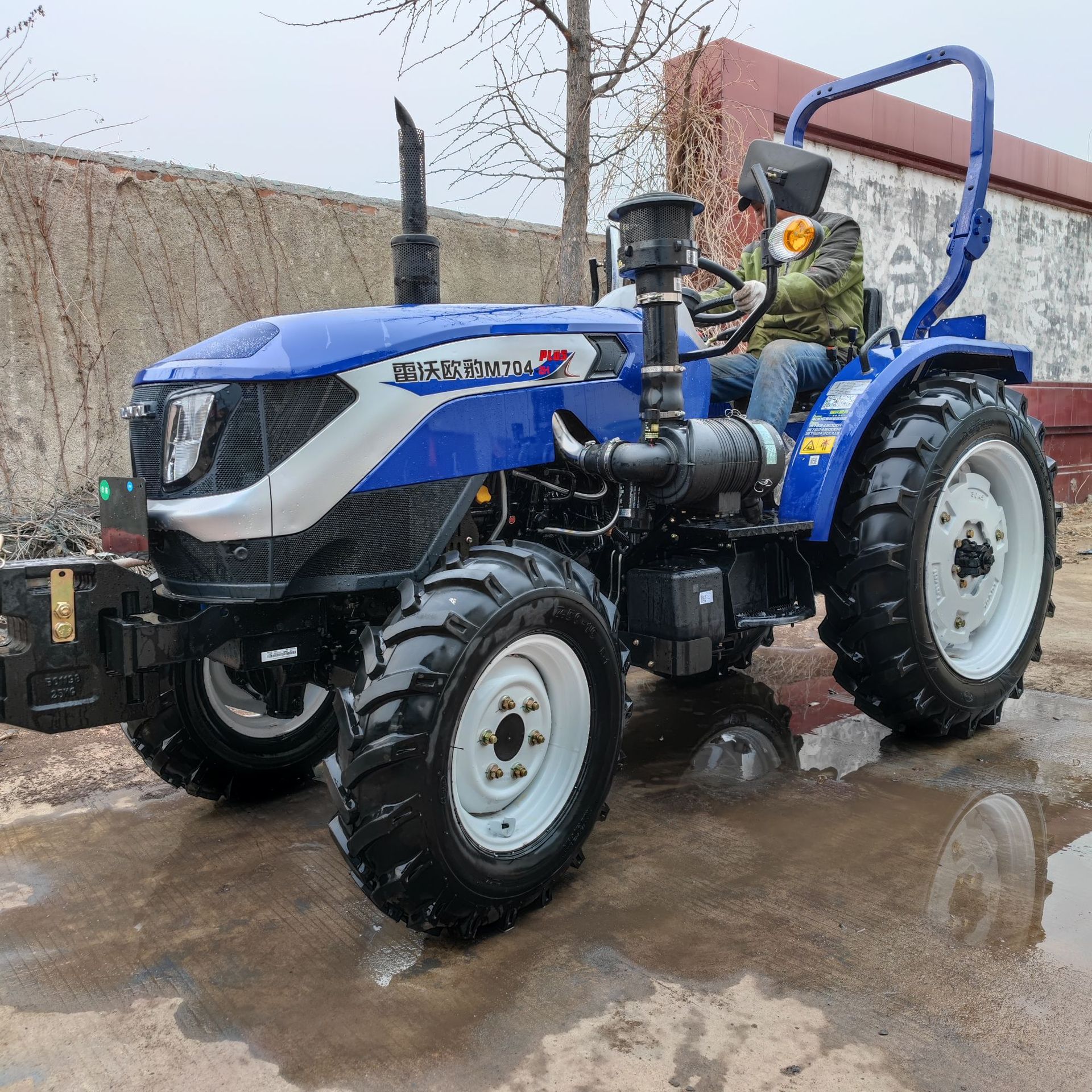 雷沃704中型四轮拖拉机 农用旋耕犁地机 常力1604四轮拖拉机厂家