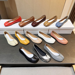 広州の高バージョンの真羊の皮は足の指のMM6の平底のバレエの靴のマギラの足のtabiを挟んで足の楽福の靴を挟みます。