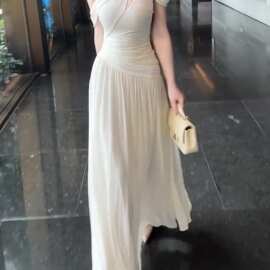 2026新款初夏漂亮巨好看设计感小众连衣裙子女白色一字肩气质长裙