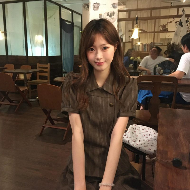 Retro Brown Striped Waist-Cinching Shirt for Women, New Summer Style with Puff Sleeves, Double-Breasted, Slimming, Elegant, Versatile Short-Sleeve Top Retro Brown Striped Waist-Cinching Shirt for Women, New Summer Style with Puff Sleeves, Double-Breasted, Slimming, Elegant, Versatile Short-Sleeve Top