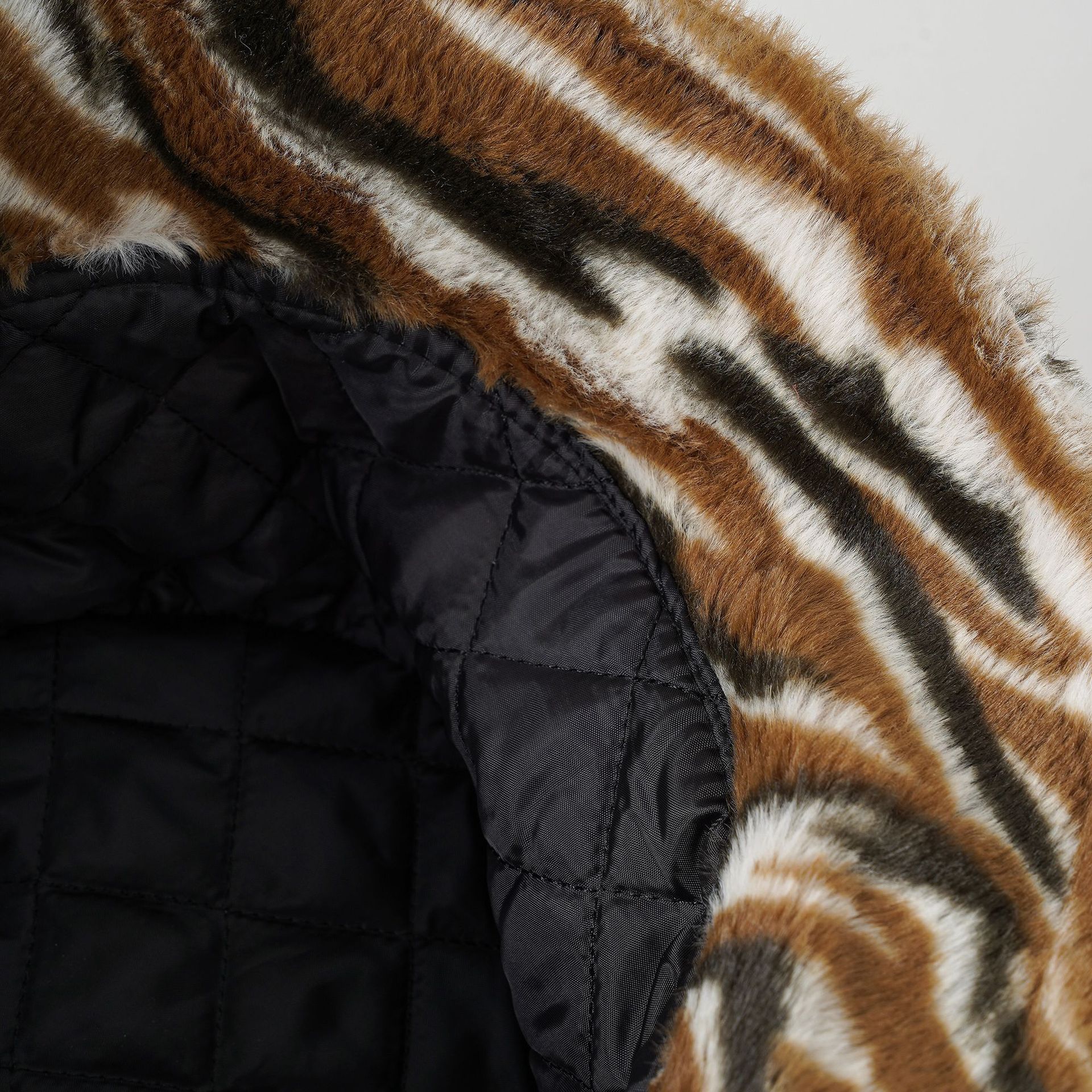 2022 autunno e inverno nuovo cappello da pescatore caldo in peluche a righe alla moda da donna con bacino spesso tendenza moda_voghion.com