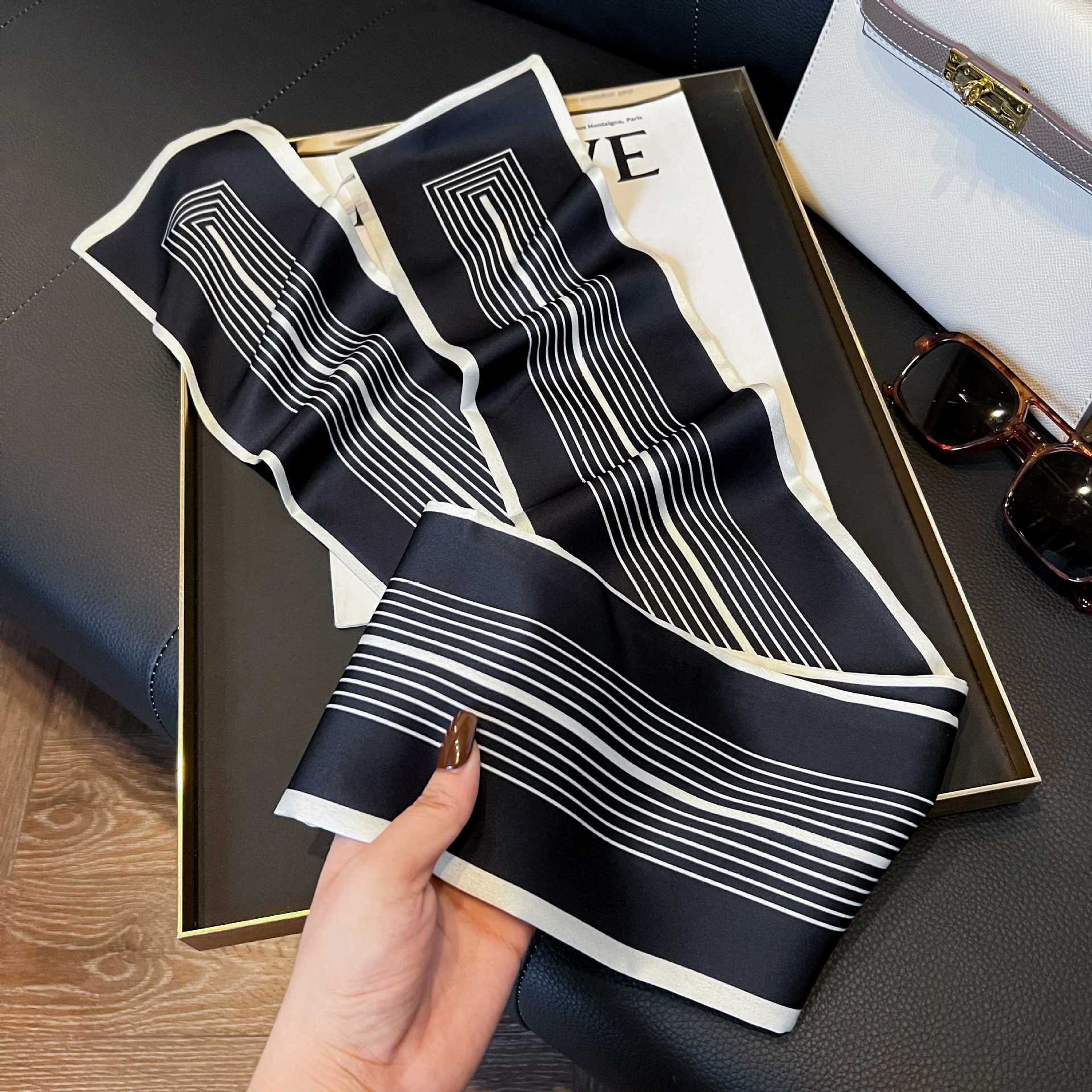 Nueva bufanda de seda pequeña banda larga estrecha para el cabello mujer estilo primavera y otoño moda madre bufanda estilo verano estilo fino serpentina bufanda al por mayor