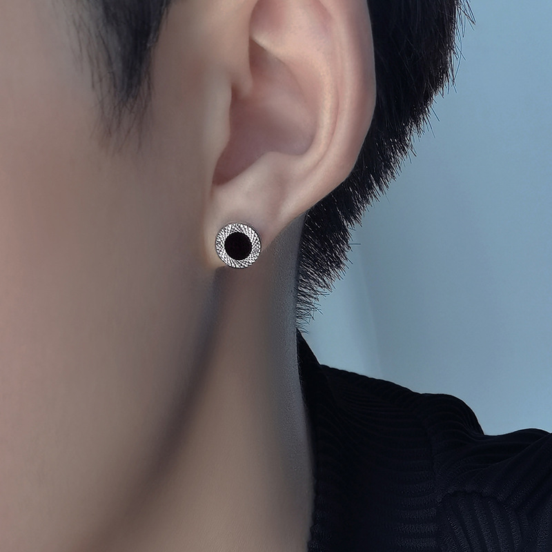 Orecchini a cerchio da uomo in argento texture minimalista_voghion.com