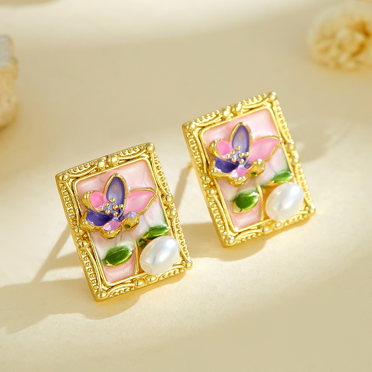 Pendientes de perlas naturales de estilo antiguo de Monet Garden