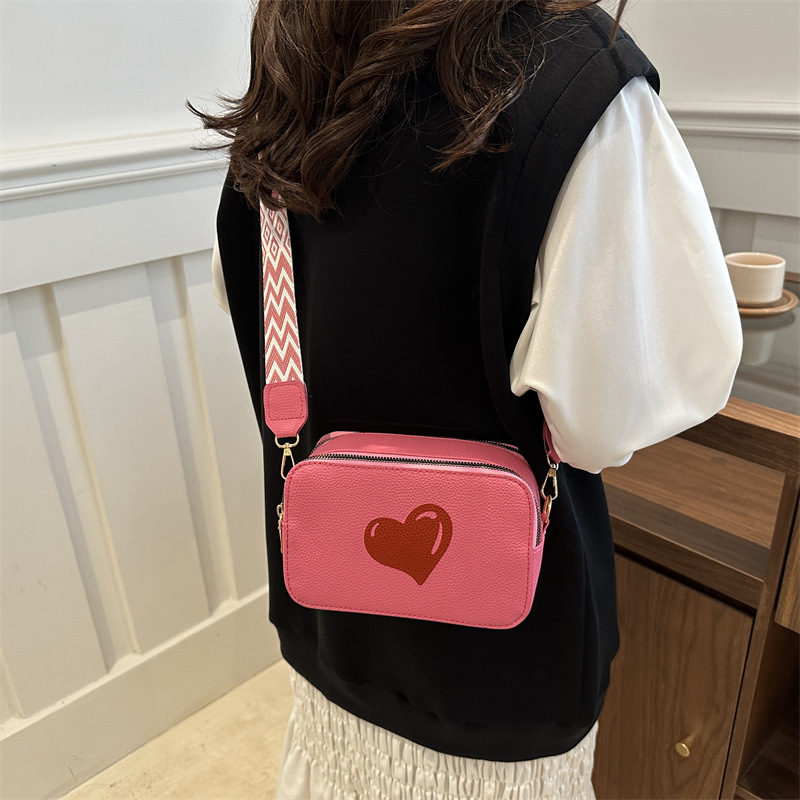 Love Fashion ancho bandolera bandolera de un solo hombro 2024 otoño e invierno nuevo estilo salvaje temperamento ins simple bolsa cuadrada pequeña