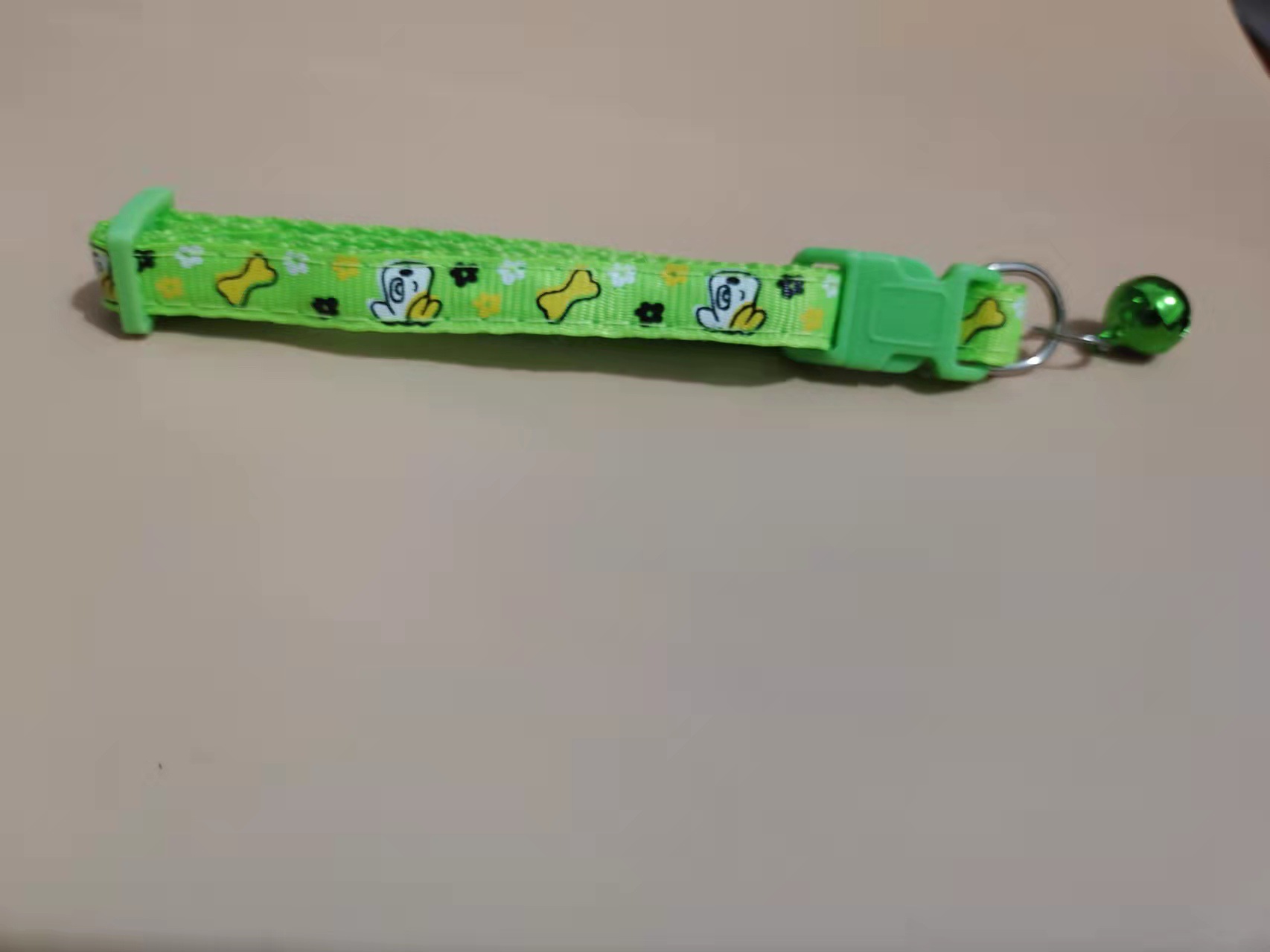 Pei Pei 1.0 huesos perros cabeza flores mascotas perros gatos collar collar campanas gatos artículos de mascotas al por mayor