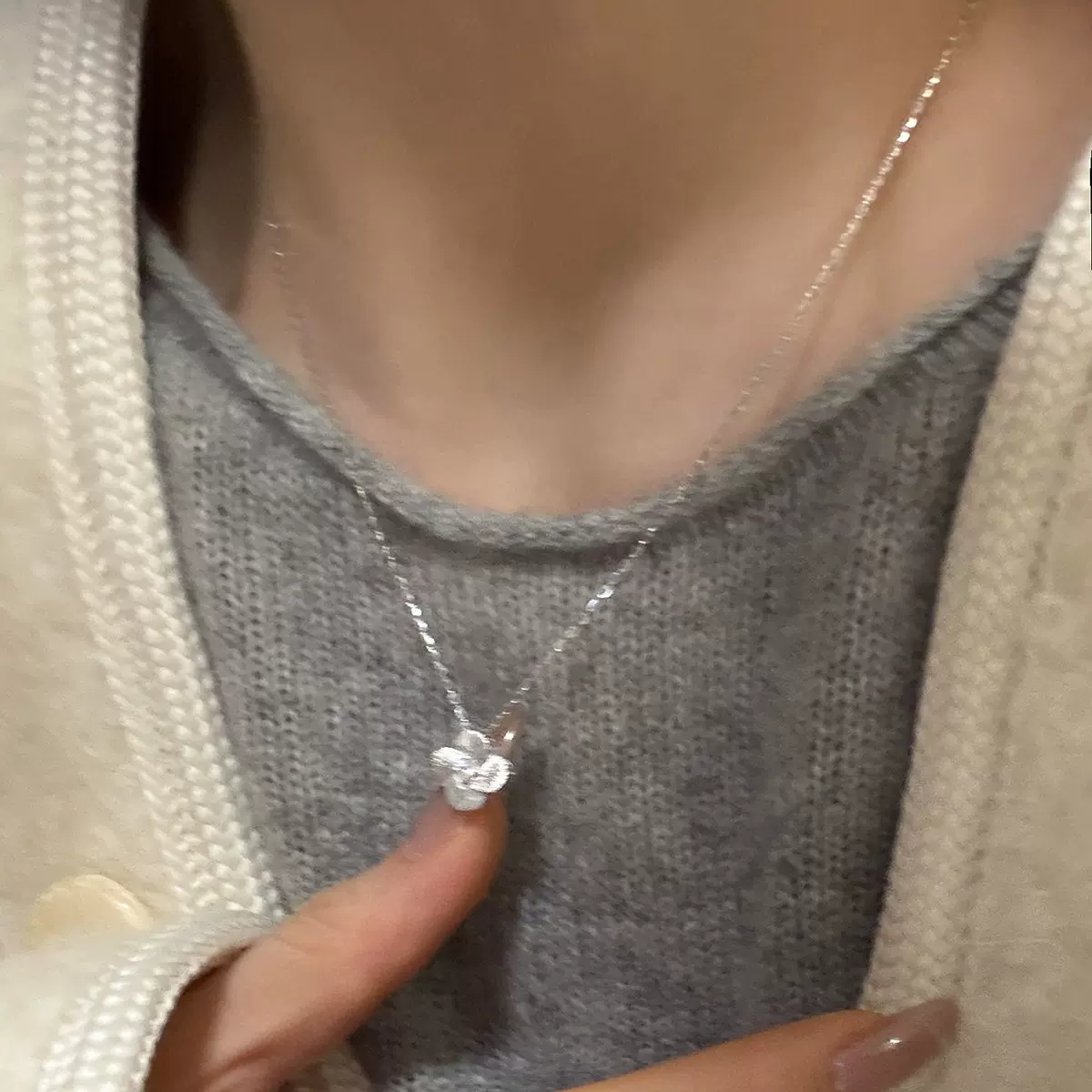 新款简约拉丝锆石四叶草项链女小众设计轻奢时尚潮流百搭锁骨链女