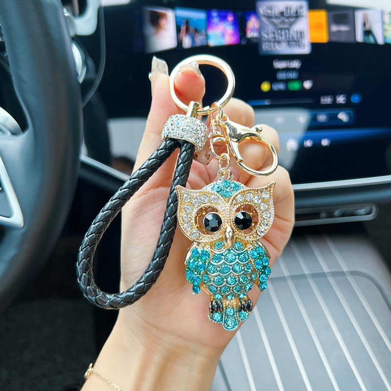 Diamante encimado búho llavero de automóvil bolsas escolares creativas para hombres y mujeres colgantes llavero de automóvil de metal regalos transfronterizos pequeños