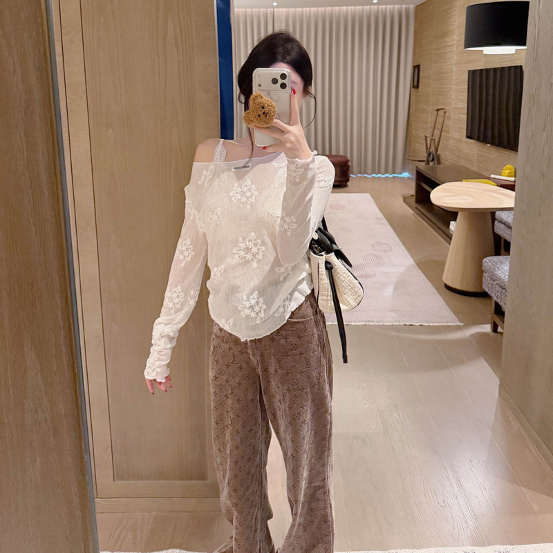 Purely sensual style embroidered floral semi-sheer long-sleeve base shirt, gentle and elegant, slimming and hollowed-out inner top Purely sensual style embroidered floral semi-sheer long-sleeve base shirt, gentle and elegant, slimming and hollowed-out inner top