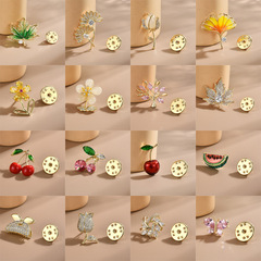 Brooches, high-end niche, spring men's and women's models, ginkgo leaves, small cherry corsages, maple leaves, plum blossoms, horse needles wholesale
