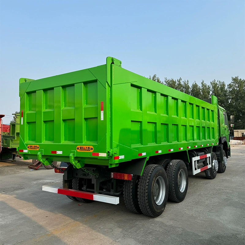 Годовой продажи самосвалов Howo 8*4 для перевозки грунта и мусора, самосвал с правым рулём и задней разгрузкой контейнеров.