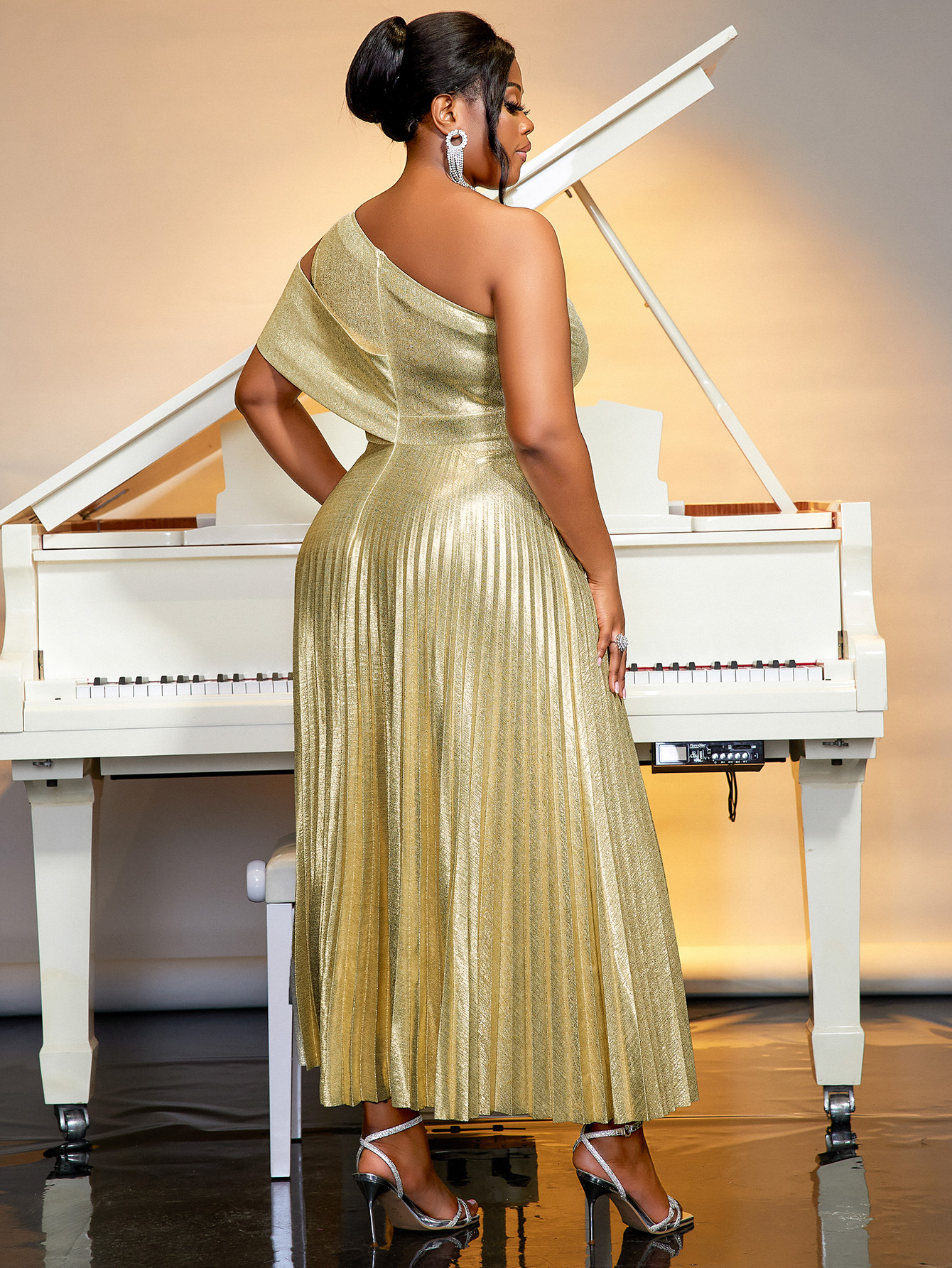 Elegante vestito da donna monospalla con gonna a pieghe da cerimonia_voghion.com