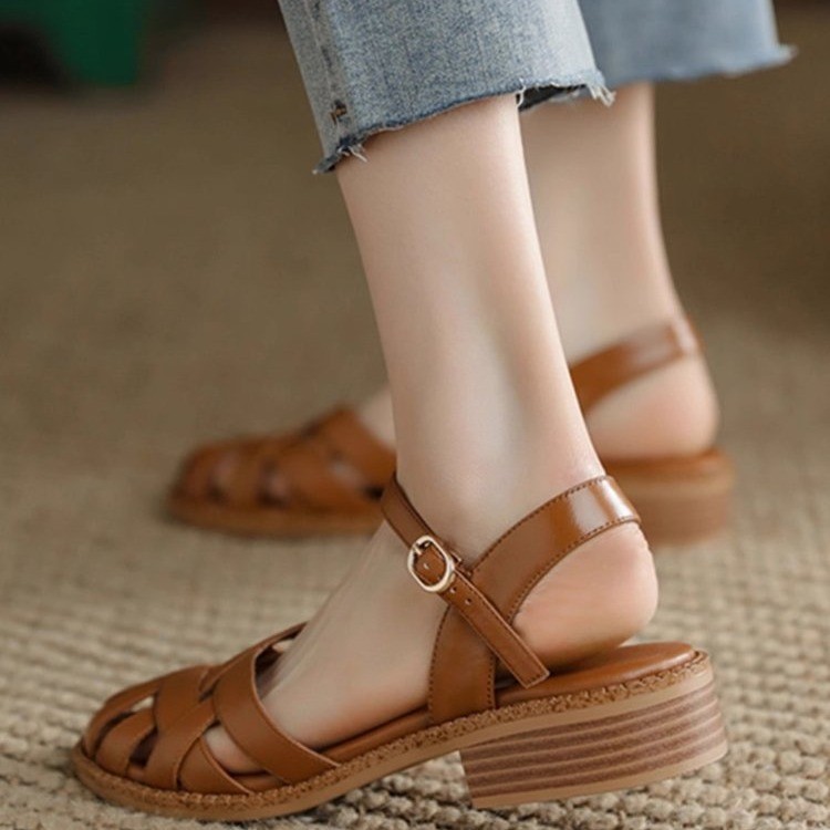 Retro brown summer fashionable woven sandals made of soft leather