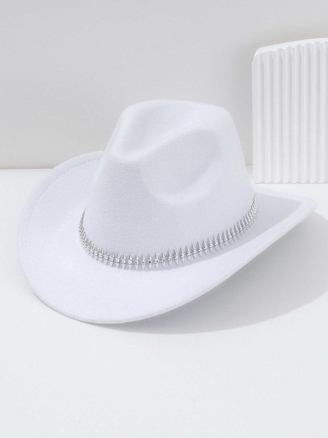 Cappello da cowboy bianco in feltro per donna con borchie spina_voghion.com
