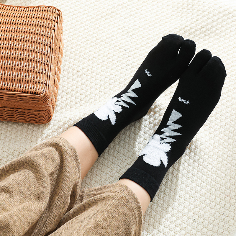 Two-lace color split two-toe socks two-toe socks split-toe cotton socks Four Seasons mid-tube two-finger spring and autumn flip-flops embroidered Two-lace color split two-toe socks two-toe socks split-toe cotton socks Four Seasons mid-tube two-finger spring and autumn flip-flops embroidered