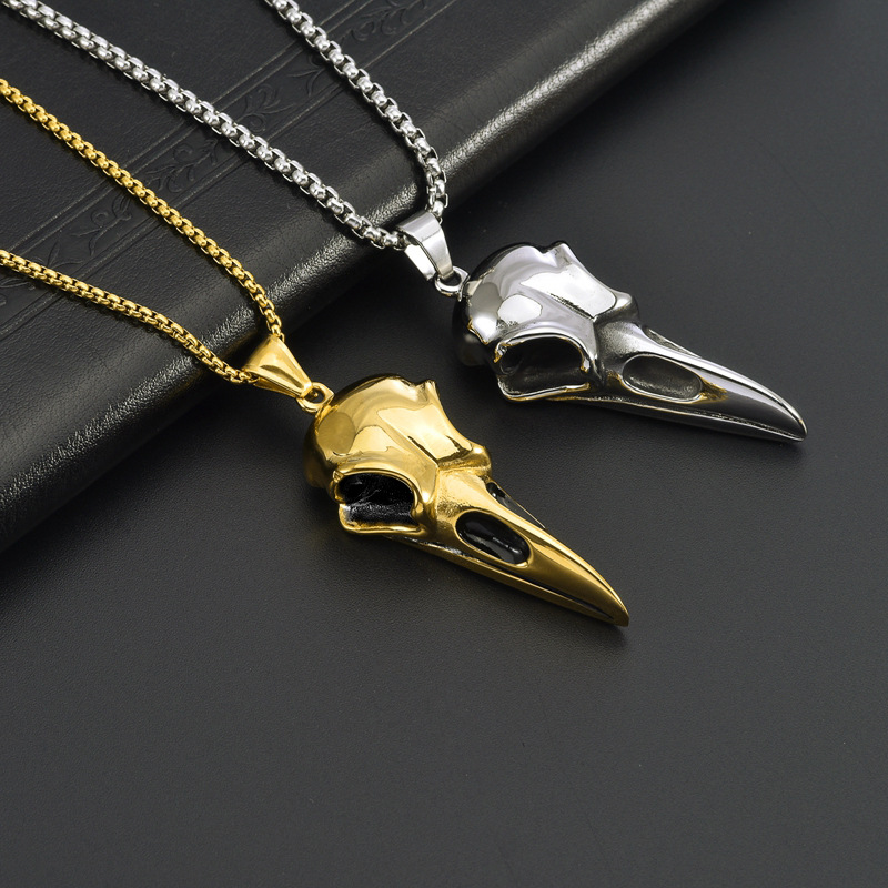 Collana lunga uomo in acciaio titanio con teschio di corvo_voghion.com