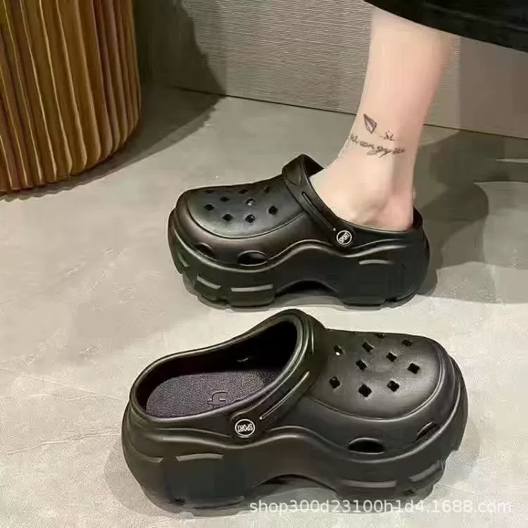 Женская летняя верхняя одежда Croc Shoes, новинка 2023 года, модные женские сандалии с противоскользящим покрытием и защитой от запаха на очень толстой подошве, интернет-знаменитости