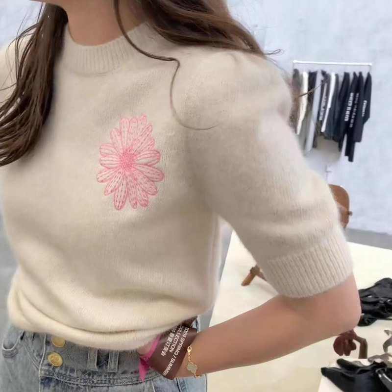 Korean Trendy Brand Mardi Small Daisy Embroidered Knitted Short-Sleeve Top Similar to Ruo Nan's Style for Spring and Summer, Slimming Round Neck Top for Women Korean Trendy Brand Mardi Small Daisy Embroidered Knitted Short-Sleeve Top Similar to Ruo Nan's Style for Spring and Summer, Slimming Round Neck Top for Women