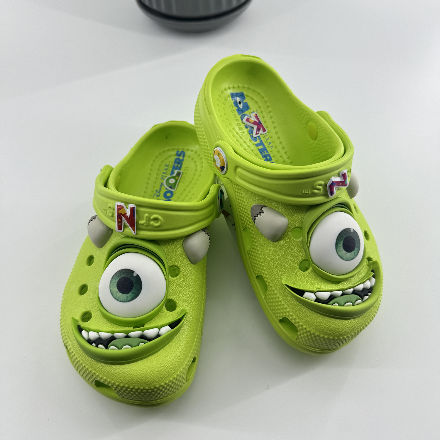 In-Stock Big-Eyed Monster Children's Cartoon Clogs for Boys and Girls, Soft-Soled Closed-Toe Beach Shoes, Casual Wholesale Dropshipping