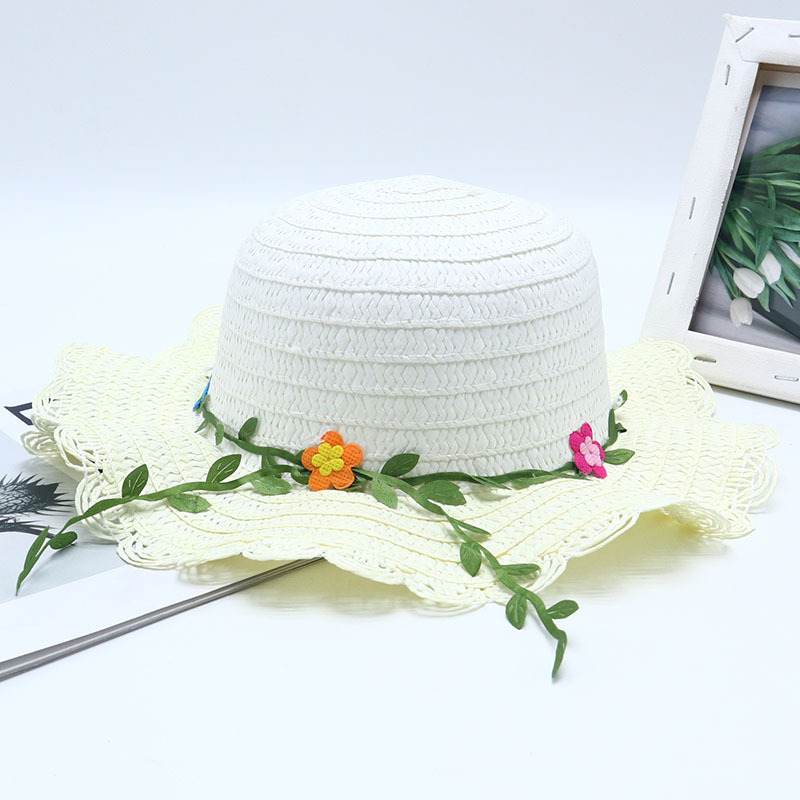 가장자리가 있는 잎과 작은 흰색 꽃