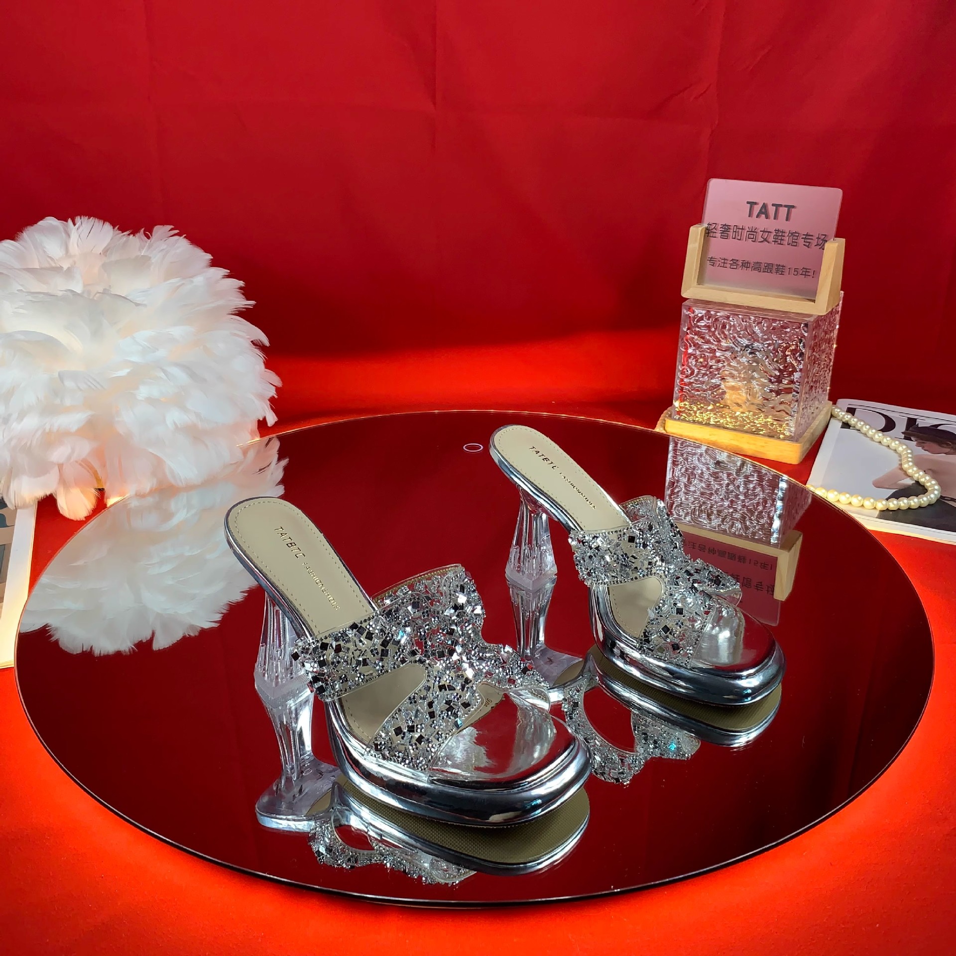 Fashionable women's slippers platform