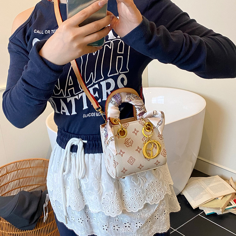 ハイエンドのライトラグジュアリーレディーススモールスクエアバッグシルクスカーフミニ子供用ハンドバッグレトロニッチレターメッセンジャーダイアナ妃女性|undefined