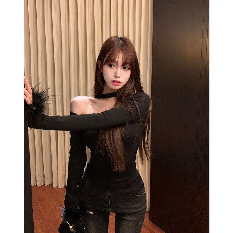 2024 black top for women in autumn and winter French slim fit and slim socialite high-end off-shoulder feather halter neck base shirt