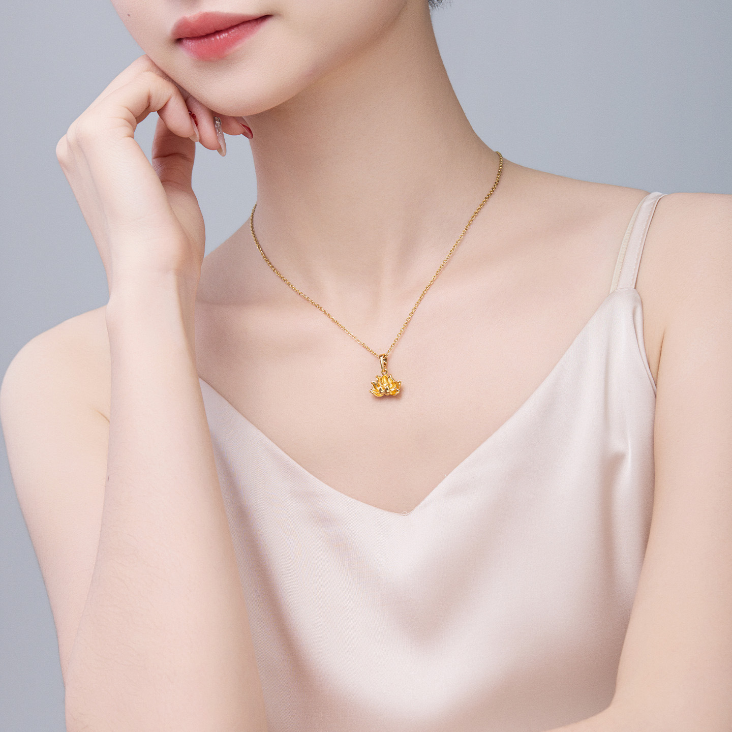 Xuping moda ligera de lujo imitación de oro de loto colgante simple colgante de aleación de cobre chapado 24k color temperamento simple accesorios al por mayor
