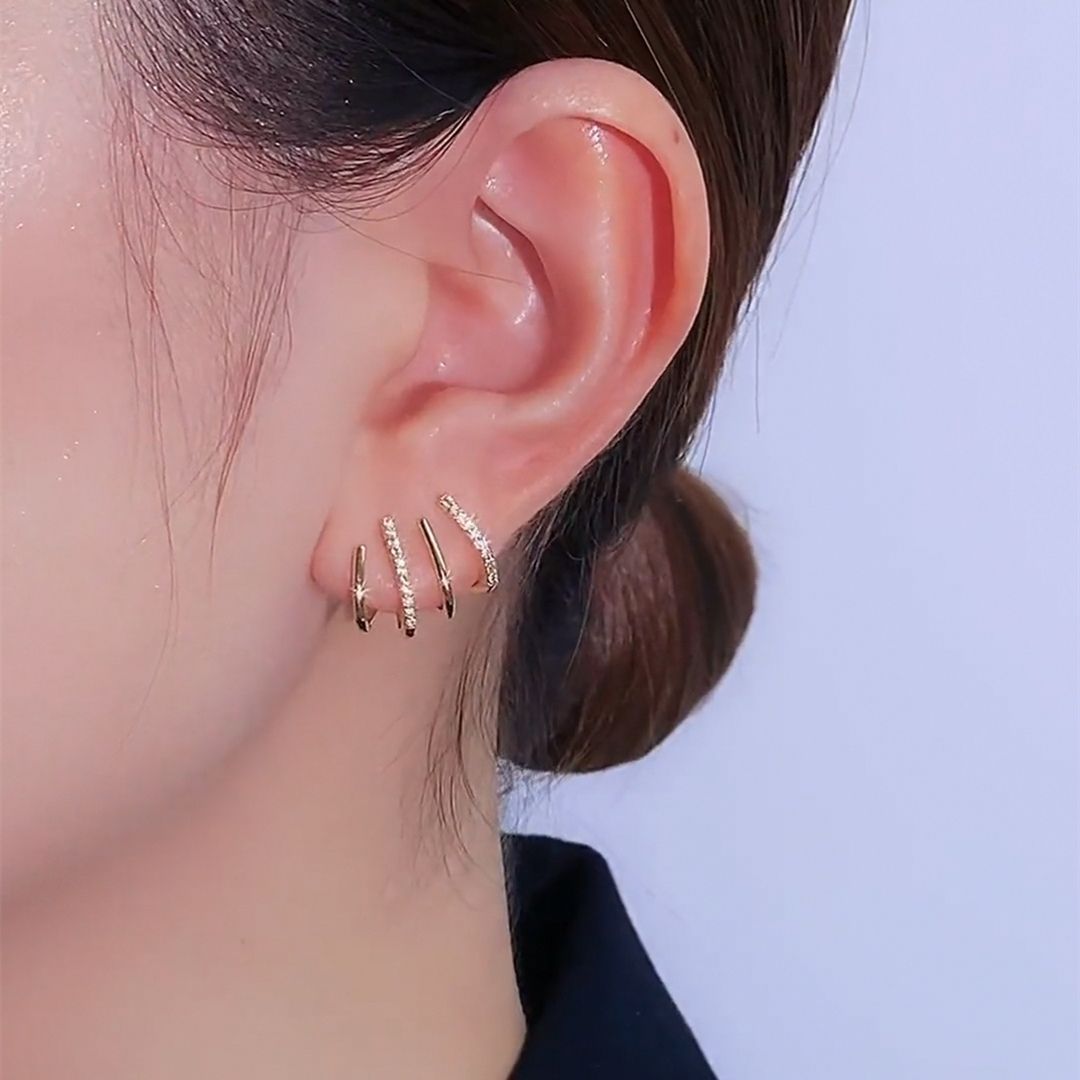 One ear piercing brings out the effect of four earrings