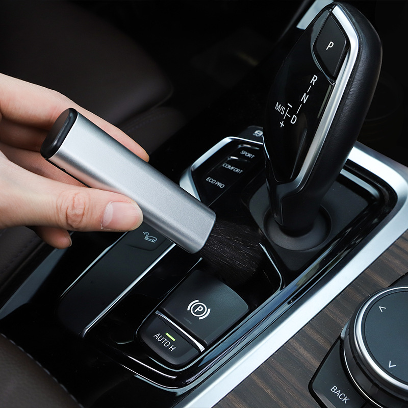 車のエアコンの風口の清潔なブラシの計器台は柔らかい毛のほこりのブラシを縫います。