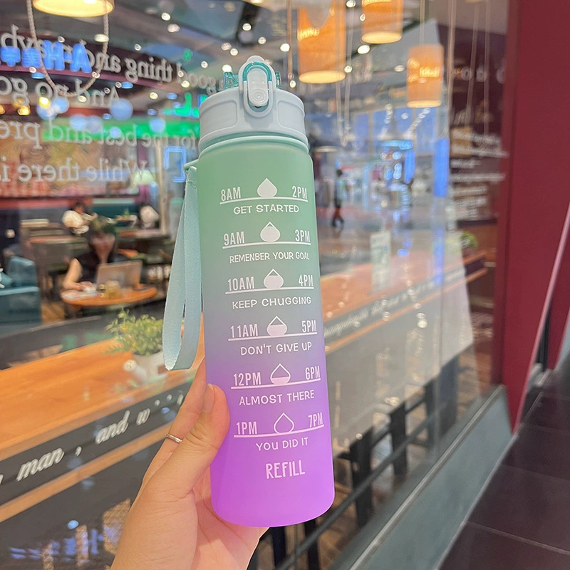 Taza de agua de plástico, botella de agua deportiva de color degradado resistente a altas temperaturas, escala portátil, taza de paja de verano transfronteriza de Amazon al por mayor