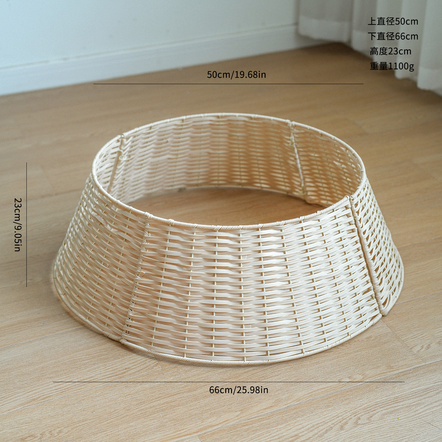 Árbol de Navidad cerca del árbol de Navidad cerca de la base del árbol cesta tejida a mano adornos navideños al por mayor