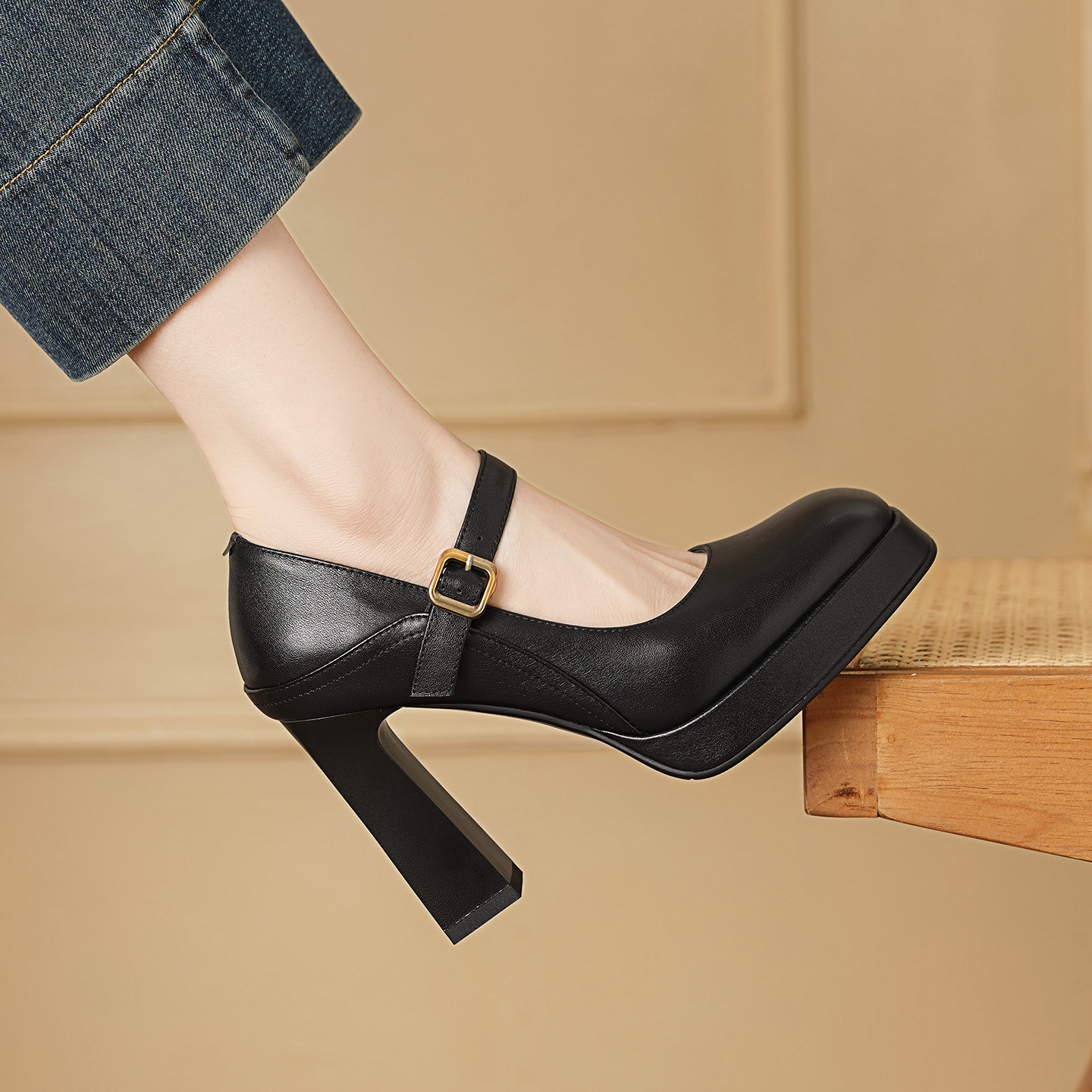 Giày cao gót nữ gót vuông 10 cm quai ngang một chữ khóa, mũi nhọn cổ điển, đế dày — Da bò trắng gạo chi tiết 2