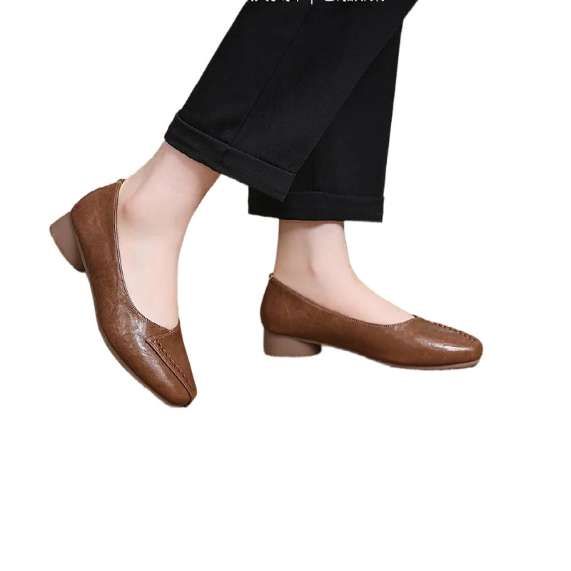 Cabeza cuadrada cómoda zapatos de talón bajo superficial 2026 nuevos zapatos de mujer primavera y verano de cuero suave zapatos de madre retro