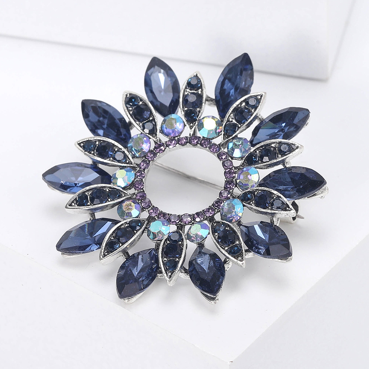 Holiday Occasion Retro Pin Flower Alloy Inlay Rhinestones Women's Brooches