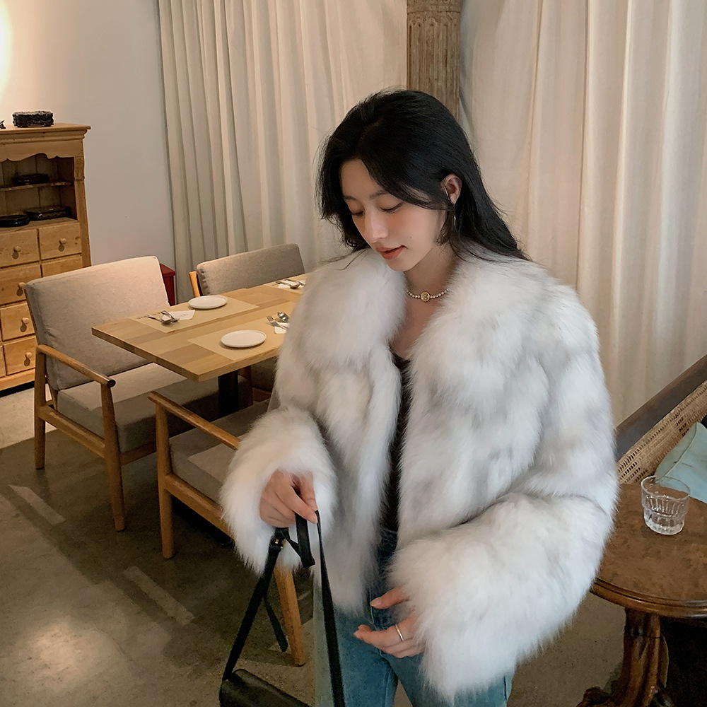 时尚韩版月光白少女仿狐狸毛皮草外套短款女2025冬季新款翻领大衣