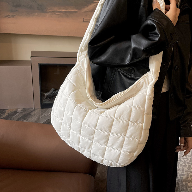 Down jacket bag women's bag 2023 new simple solid color tote bag autumn and winter rhombus large capacity casual shoulder bag