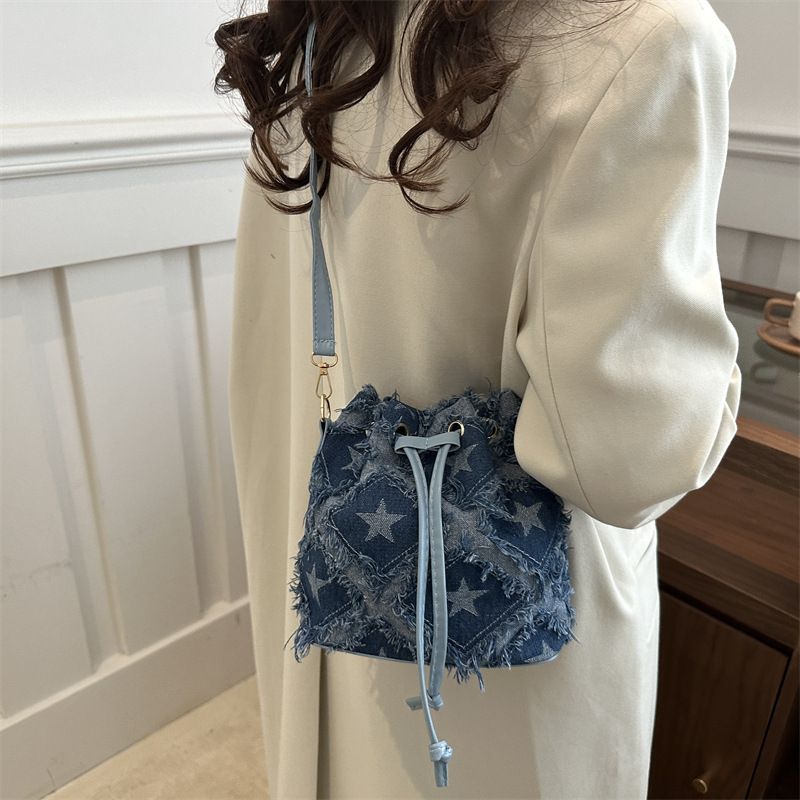 2024 invierno nuevo diseño de moda de gran capacidad bolso ocio de hombro de moda de mujer simple viaje bolsa de cubo portátil