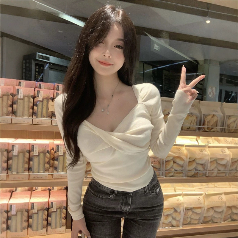 【De Rong】Korean-Style V-Neck Long-Sleeve Knitted Base Shirt for Women, Autumn and Winter Sweet and Spicy Style, Slim Fit, Short Style 【De Rong】Korean-Style V-Neck Long-Sleeve Knitted Base Shirt for Women, Autumn and Winter Sweet and Spicy Style, Slim Fit, Short Style