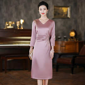 中年妈妈春夏装新款香槟粉色连衣裙高贵母亲结婚宴会旗袍礼服修身
