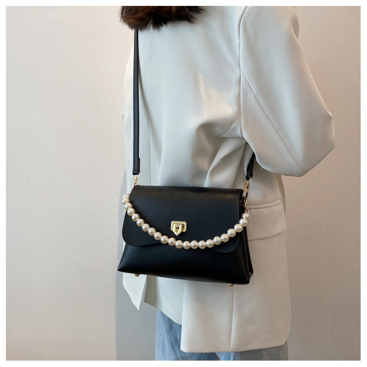 Korean Style Texture One-shoulder Messenger Pearl Chain Small Square Bag display picture 10