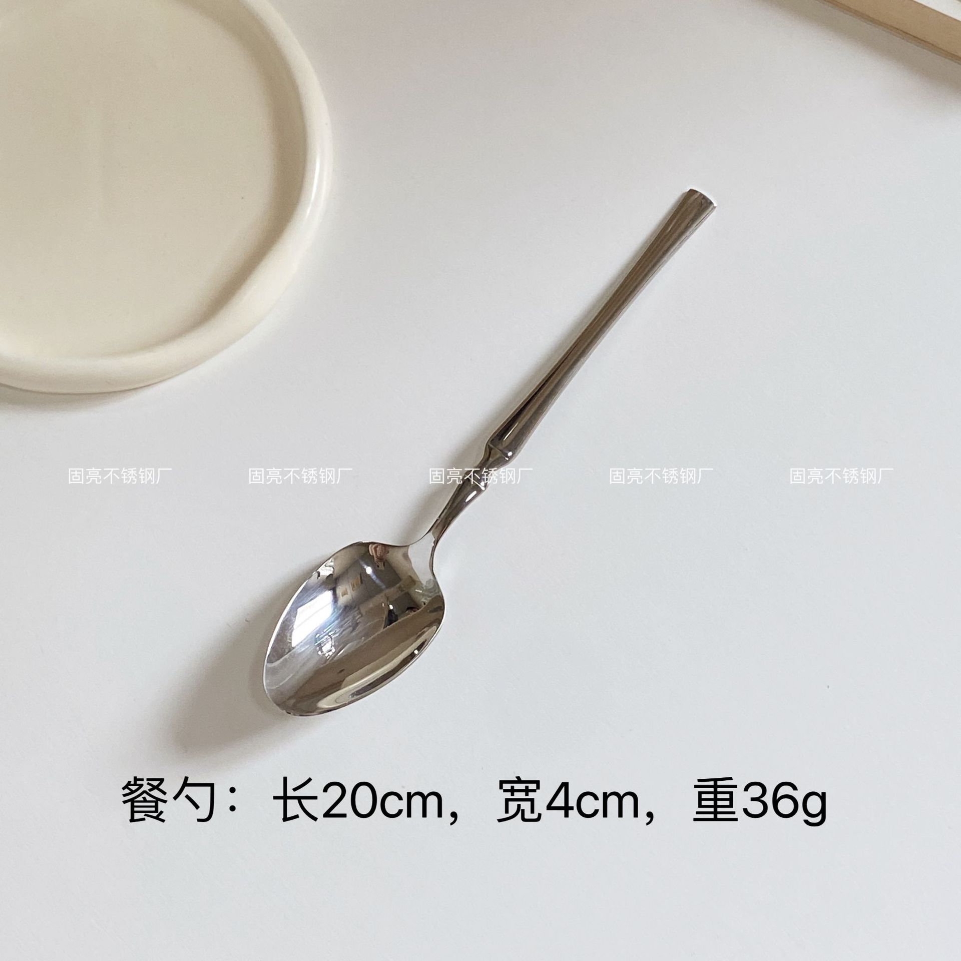 부드러운 손잡이가 달린 작은 허리 테이블 스푼