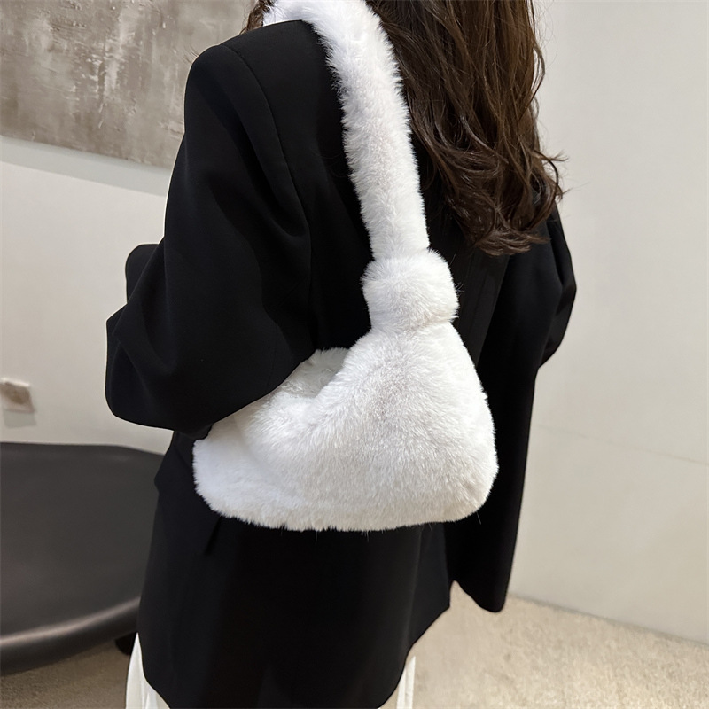 2024 invierno nuevo estilo bolso de axila temperamento bolso de mujer de alto valor felpa estilo occidental bolso de hombro diseño de nicho femenino