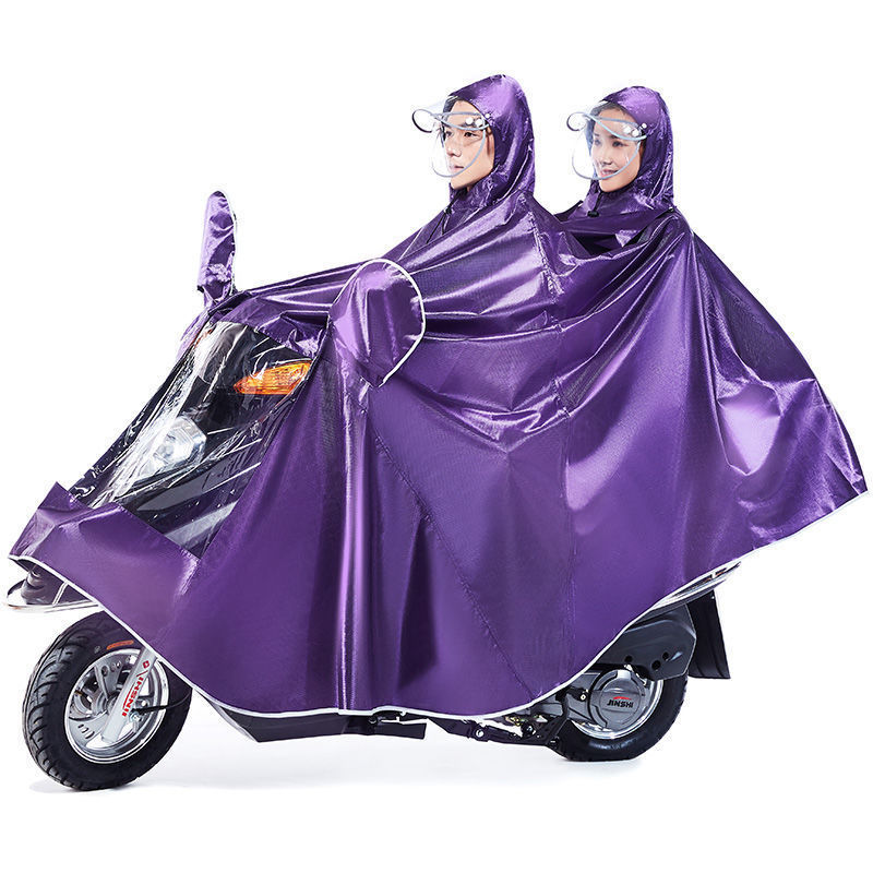 レインコートの電気自動車専用レインコートを大きくして、男性女性のシングル二人のバイクに乗って全身豪雨を防ぐ|undefined