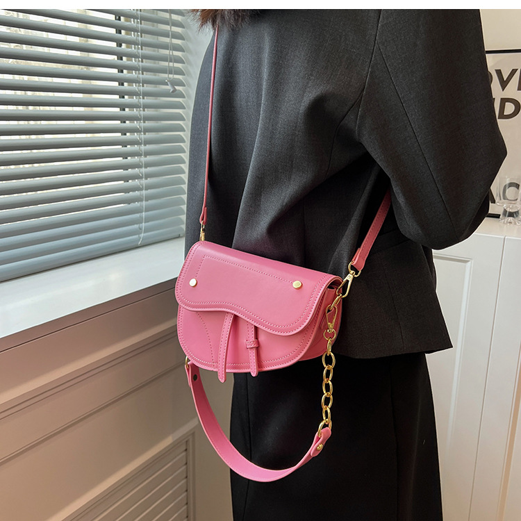 Trendy Solid Color Chain Strap Small Size Pu Leather Underarm Saddle Bag display picture 2